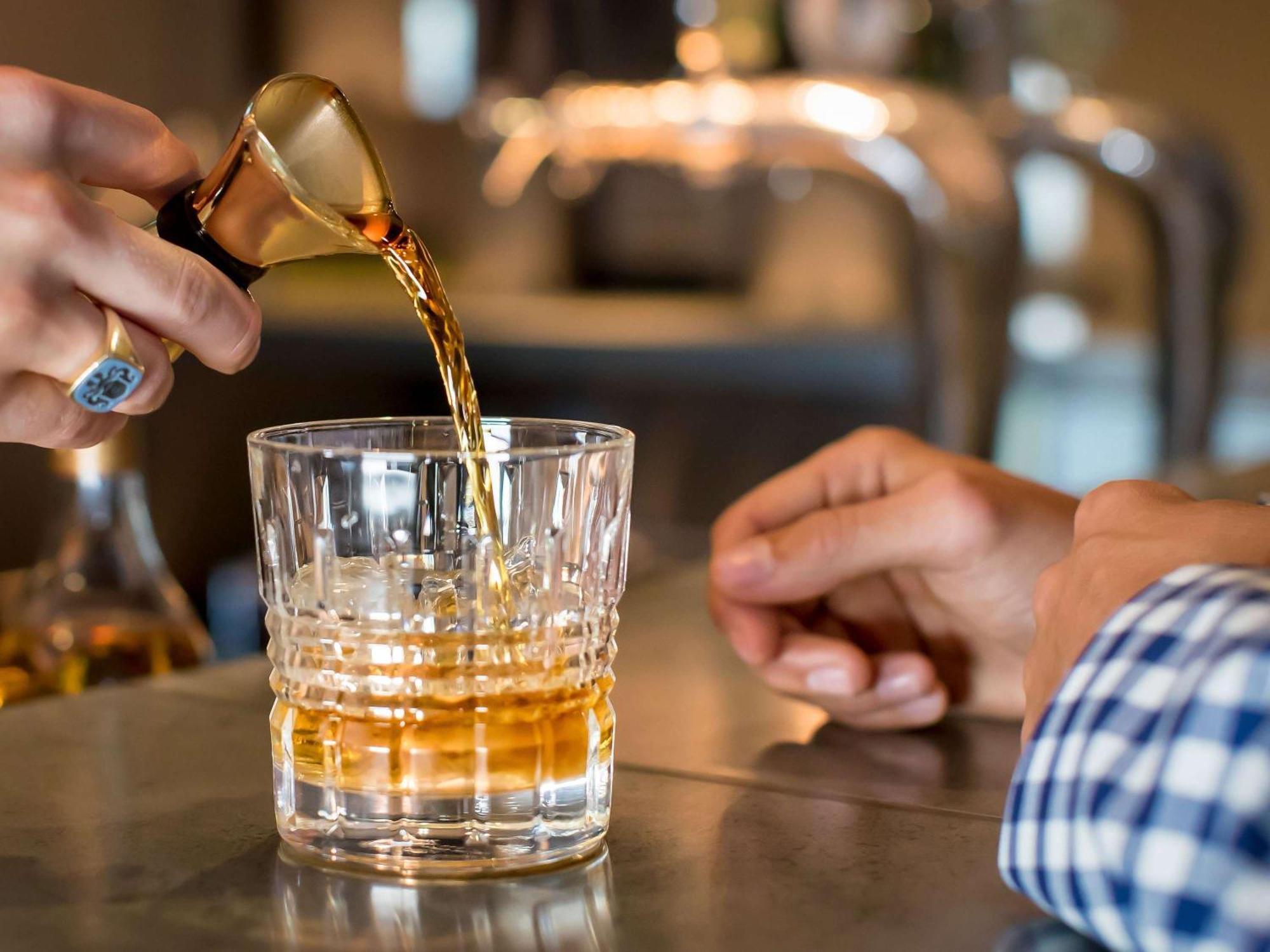 The William Inglis Mgallery Warwick Farm Exterior foto A bartender pouring a glass of Old Fashioned